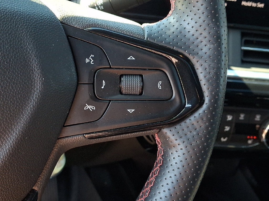 Used 2024 Chevrolet Trax RS w/ Sunroof Package FWD image 24