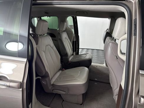 Used 2017 Chrysler Pacifica Touring-L FWD image 29