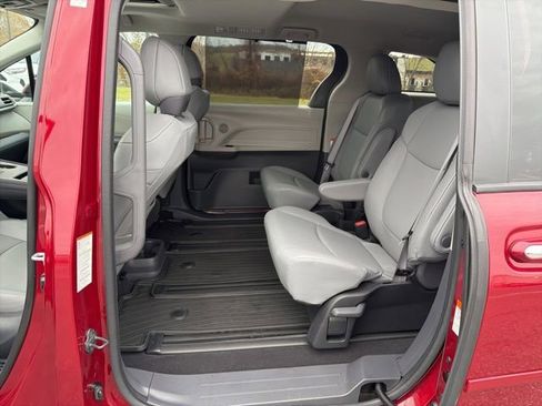 Used 2024 Toyota Sienna XLE image 15