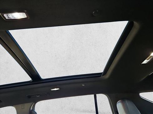 Used 2025 Chevrolet Traverse RS image 20