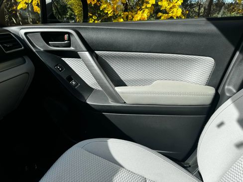 Used 2017 Subaru Forester 2.5i Premium w/ All-Weather Package image 8