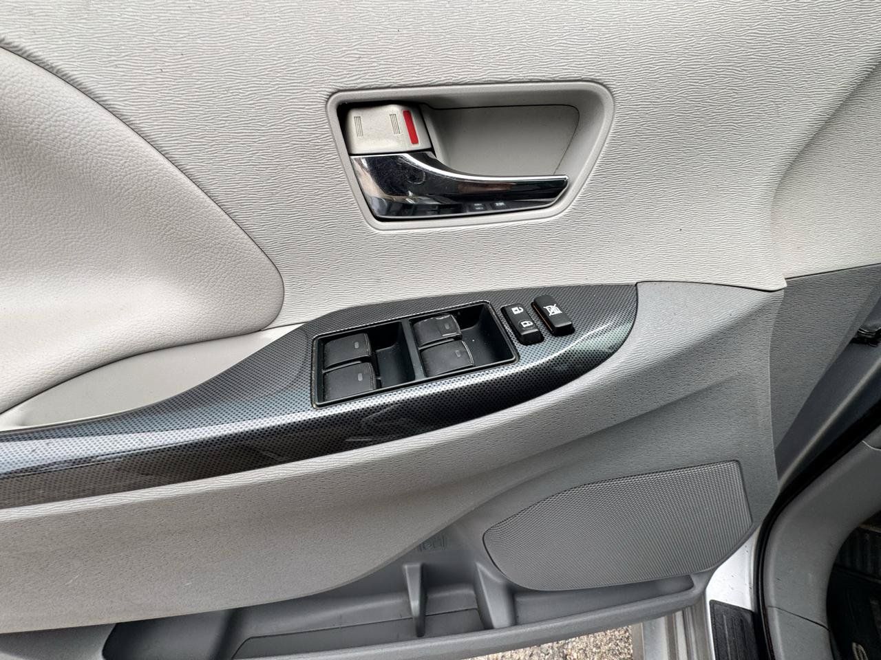 Used 2014 Toyota Sienna SE FWD image 19