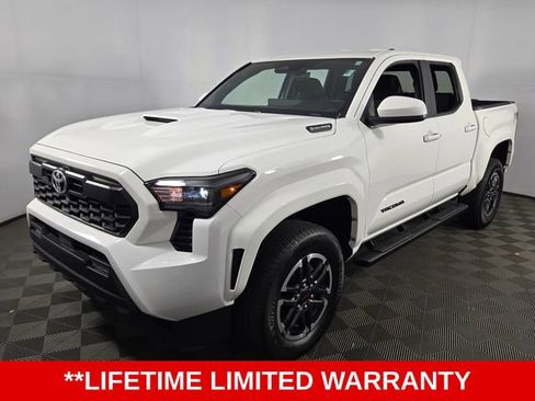 Used 2025 Toyota Tacoma TRD Sport AWD/4WD image 3