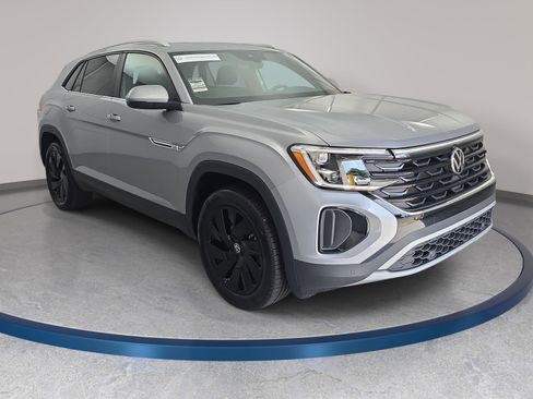 Used 2025 Volkswagen Atlas Cross Sport SE w/ Panoramic Sunroof Package FWD image 3