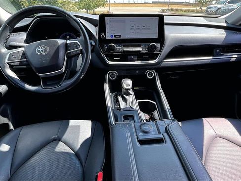Used 2024 Toyota Grand Highlander AWD image 17
