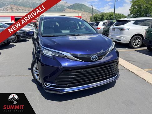 Used 2022 Toyota Sienna XLE w/ XLE Plus Package AWD/4WD image 1
