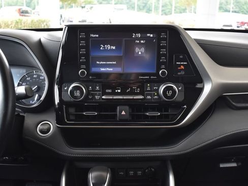 Used 2020 Toyota Highlander XLE AWD/4WD image 19