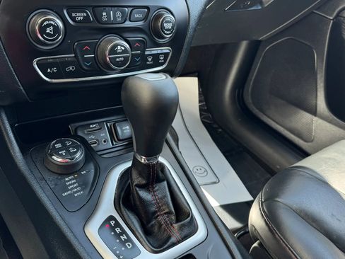 Used 2016 Jeep Cherokee Trailhawk w/ Comfort/Convenience Group AWD/4WD image 17
