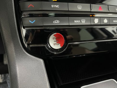 Used 2018 Jaguar F-PACE Premium image 23