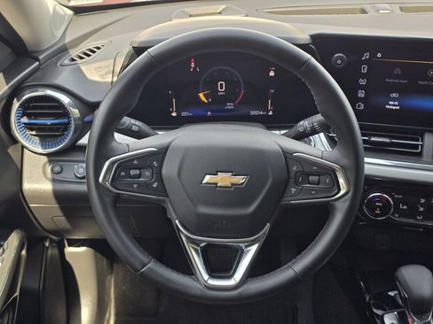 Used 2025 Chevrolet Trax LT w/ LT Convenience Package FWD image 14