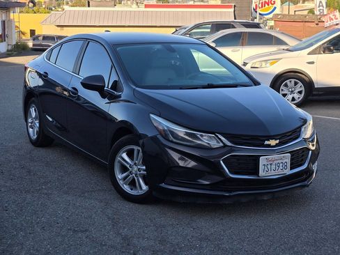 Used 2017 Chevrolet Cruze LT FWD image 3