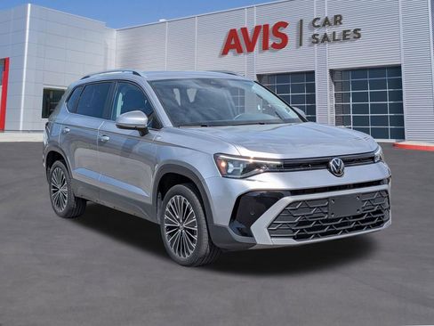 Used 2025 Volkswagen Taos SE FWD image 3