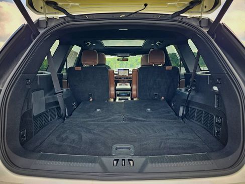 Used 2023 Lincoln Aviator Reserve w/ Equipment Group 201A AWD/4WD image 37