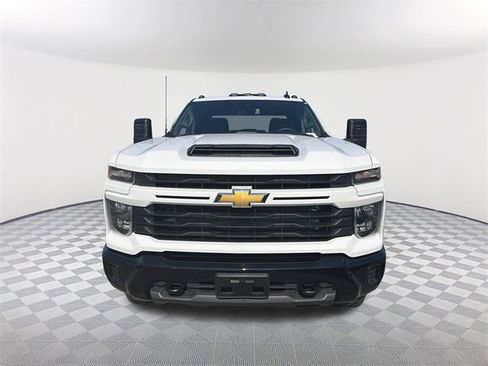 Used 2024 Chevrolet Silverado 2500 Custom w/ Custom Value Package image 2