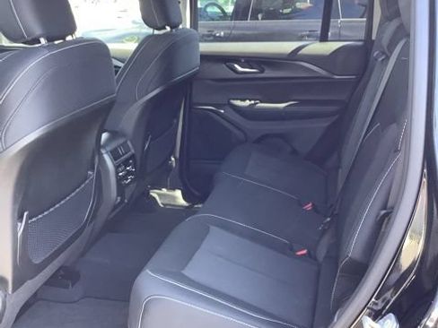 Used 2023 Jeep Grand Cherokee Laredo AWD/4WD image 18