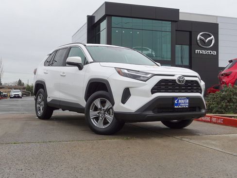 Used 2025 Toyota RAV4 XLE image 1