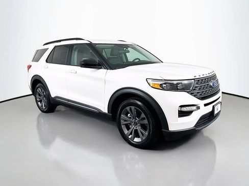 Used 2023 Ford Explorer XLT w/ Equipment Group 202A AWD/4WD image 3