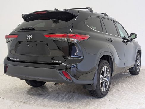 Used 2021 Toyota Highlander XLE image 9