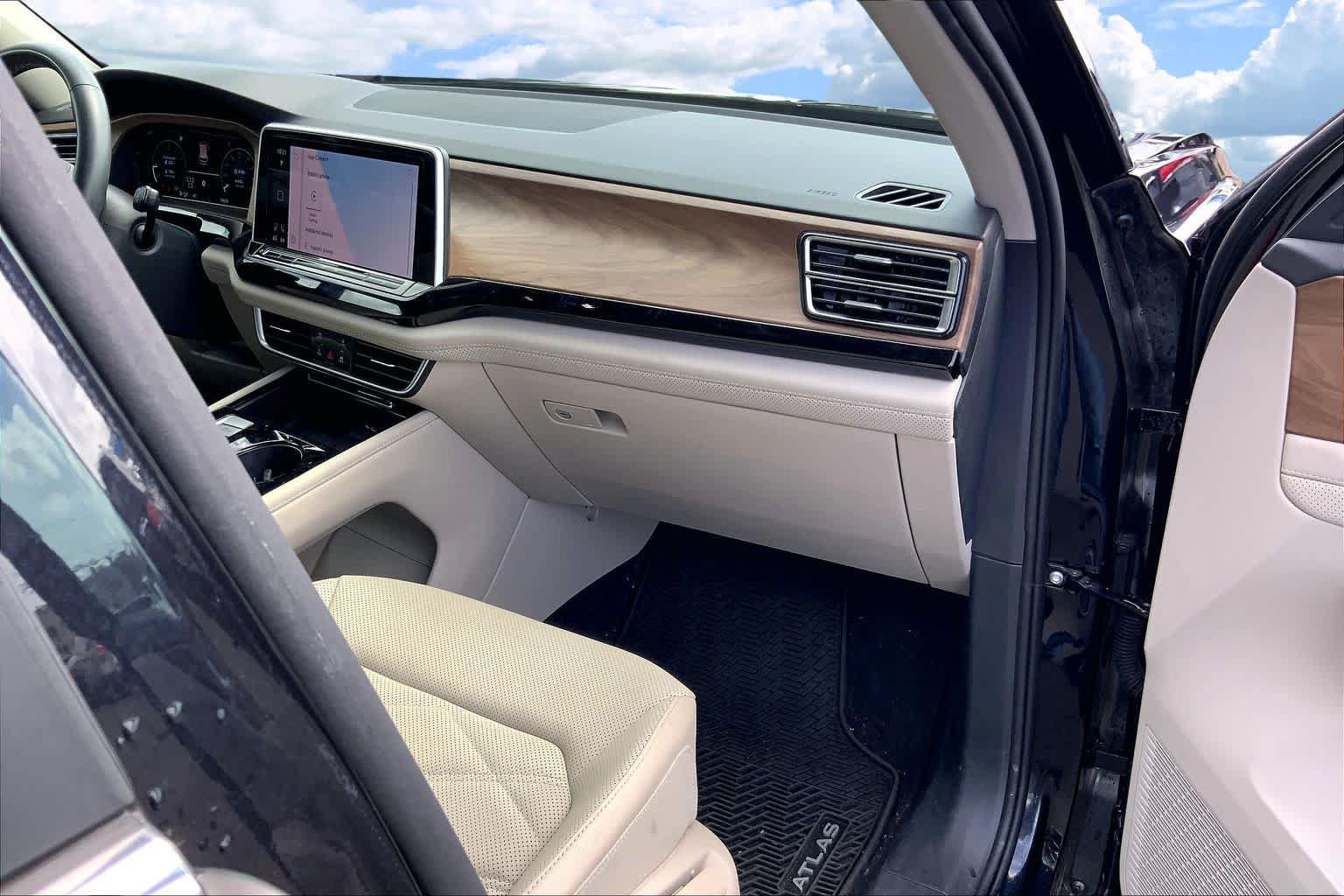 Used 2024 Volkswagen Atlas SE w/ Panoramic Sunroof Package FWD image 23