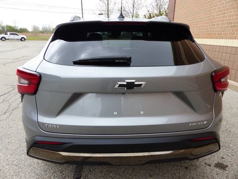 Used 2025 Chevrolet Trax ACTIV w/ Sunroof Package FWD image 9