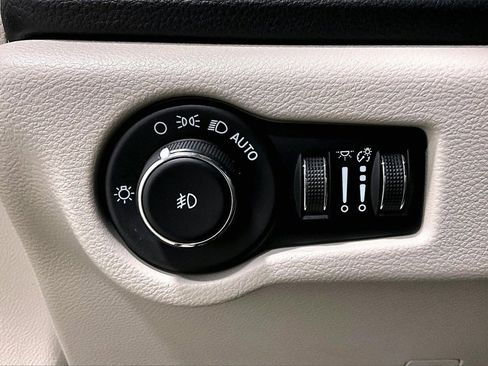 Used 2022 Chrysler Pacifica Touring-L image 17