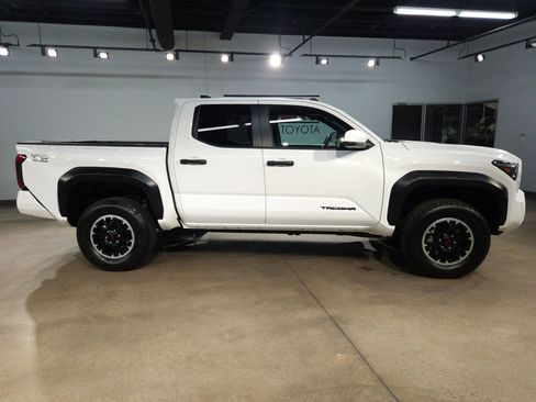 Certified 2025 Toyota Tacoma TRD Off-Road AWD/4WD image 8