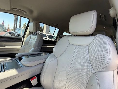 Used 2024 Jeep Wagoneer L Series II w/ Flexible Seating Group AWD/4WD image 28