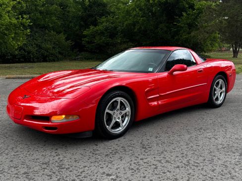Used 2004 Chevrolet Corvette Coupe w/ Preferred Equipment Group RWD image 9