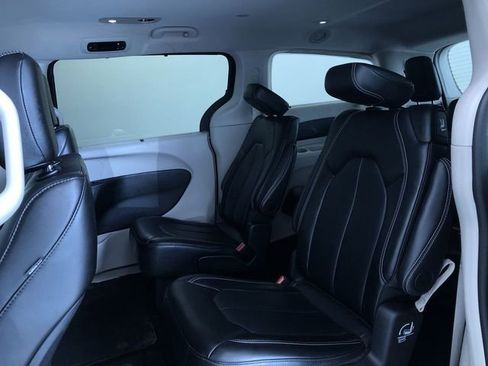 Used 2024 Chrysler Pacifica Touring-L image 20