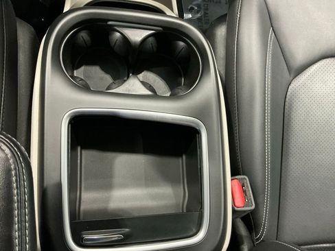 Used 2024 Chrysler Pacifica Touring-L image 45