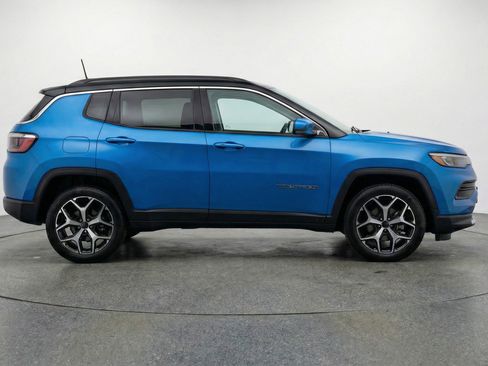 Used 2025 Jeep Compass Limited image 11