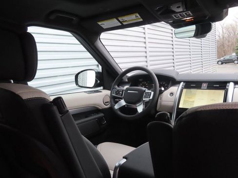 New 2024 Land Rover Discovery Dynamic SE AWD/4WD image 23