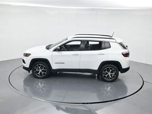 Used 2024 Jeep Compass Latitude image 42