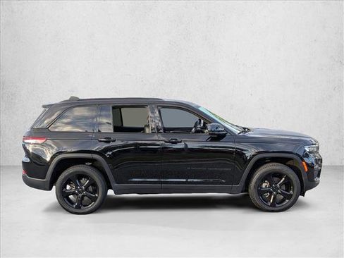 Used 2023 Jeep Grand Cherokee Limited w/ Black Appearance Package image 4