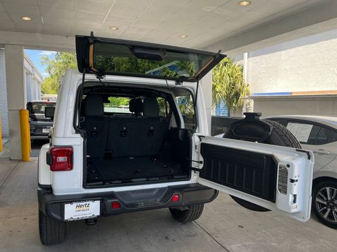 Used 2025 Jeep Wrangler Sahara image 31