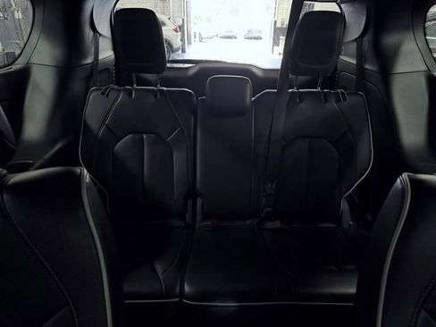 Used 2025 Chrysler Pacifica Limited FWD image 23