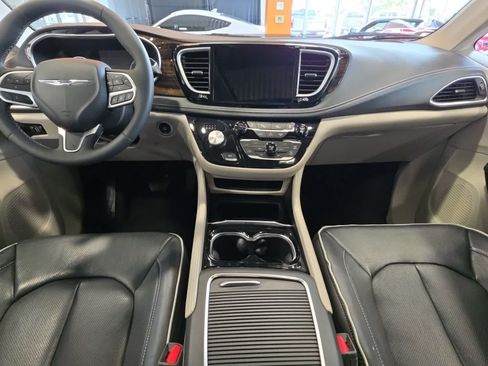 Used 2023 Chrysler Pacifica Limited FWD image 34