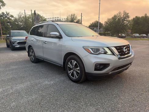 Used 2017 Nissan Pathfinder SL w/ SL Tech Package image 4