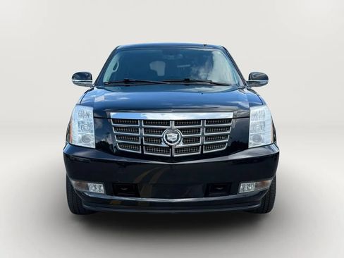 Used 2011 Cadillac Escalade Premium RWD image 2