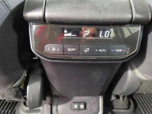 Used 2021 Toyota Highlander LE AWD/4WD image 28