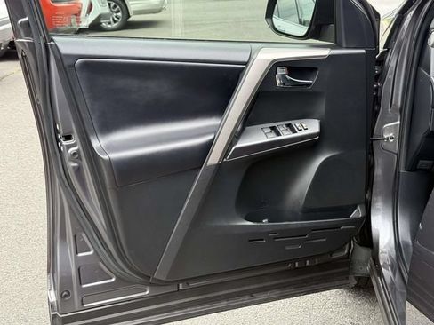 Used 2018 Toyota RAV4 XLE FWD image 9