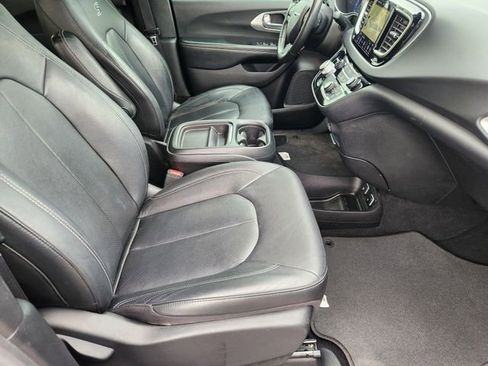 Used 2020 Chrysler Pacifica Touring-L w/ S Appearance Package image 11