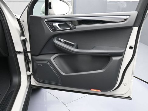 Certified 2026 Porsche Macan AWD/4WD image 28