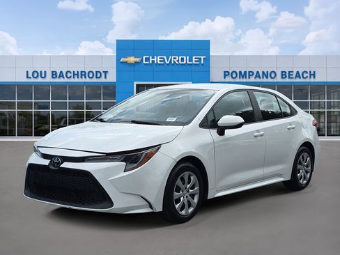 Used 2022 Toyota Corolla LE image 3