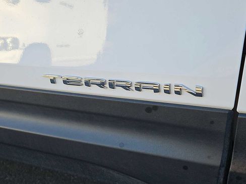 Used 2024 GMC Terrain SLT image 13