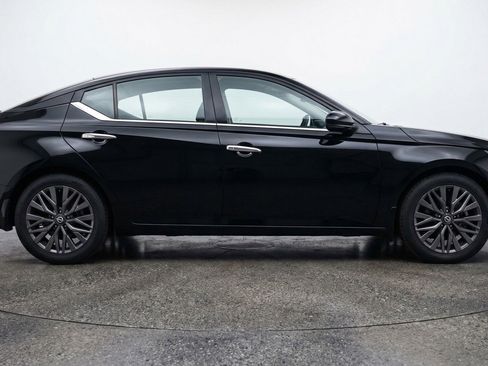 Used 2025 Nissan Altima 2.5 SV image 11