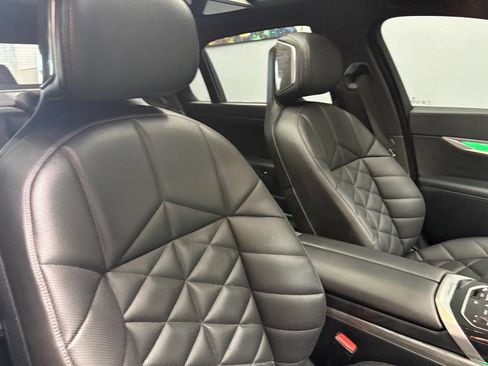 Used 2025 BMW 740i w/ Premium Package image 84