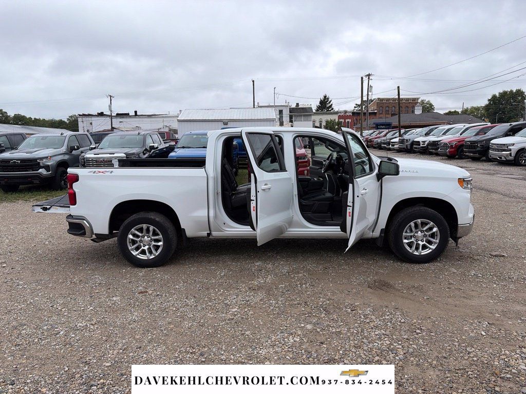 Used 2023 Chevrolet Silverado 1500 LT w/ Leather Package AWD/4WD image 31