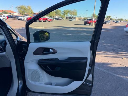 Used 2023 Chrysler Voyager LX image 19