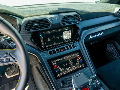 Used 2024 Lamborghini Urus Performante AWD/4WD image 67